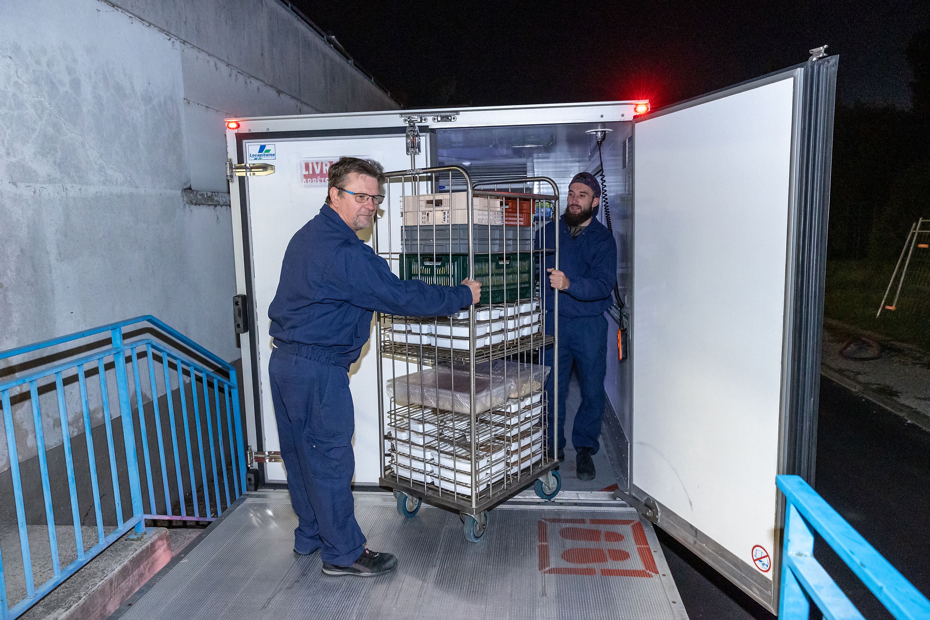Chargement du camion pour une livraison des offices