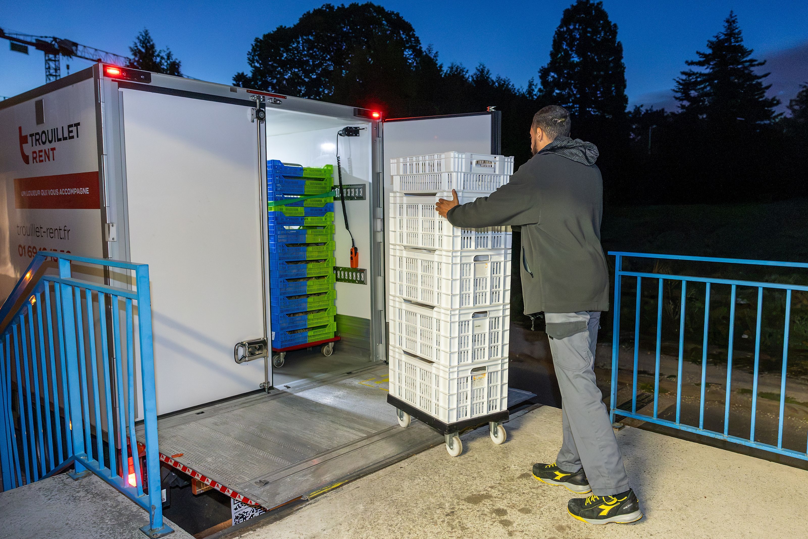 Chargement du camion pour une livraison des offices