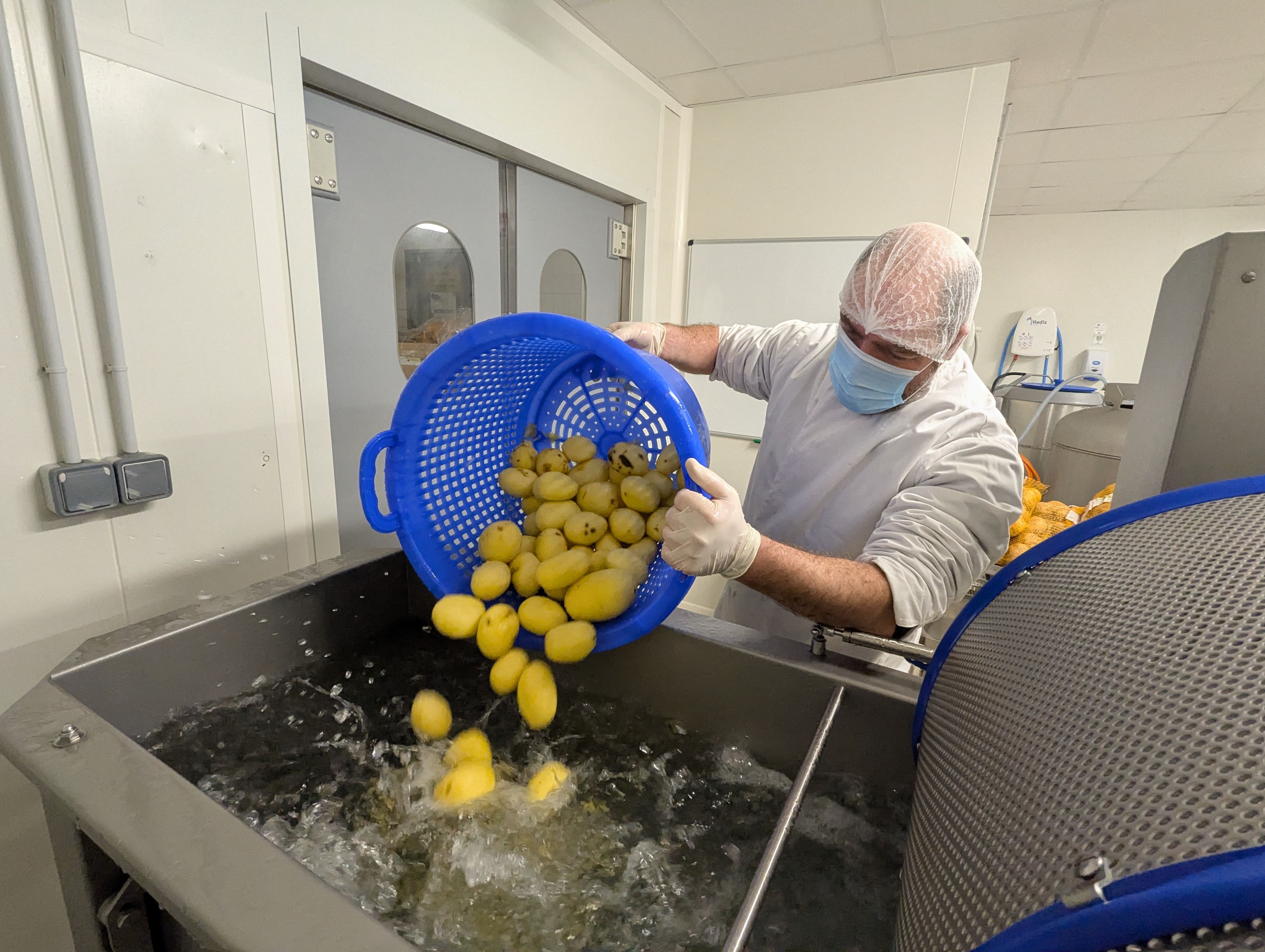Epluchage et lavage des pommes de terre 